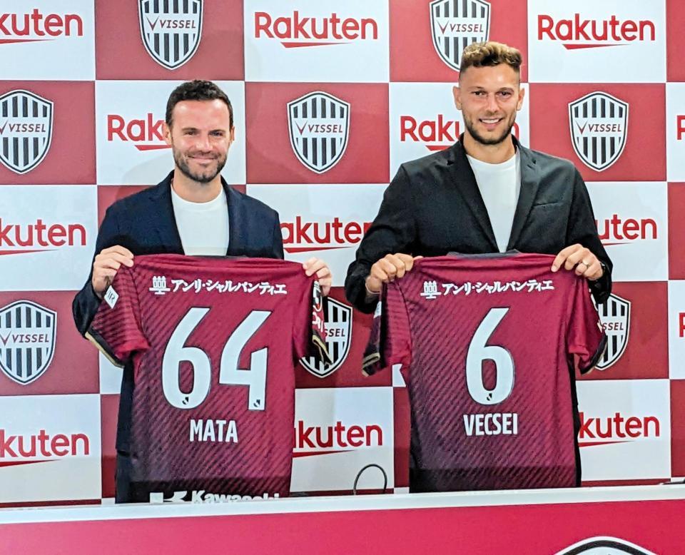 　入団会見を行った（左から）マタ、ヴェーチェイ