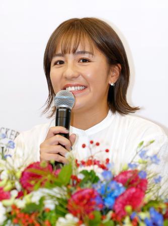 　引退記者会見をする岩渕真奈＝８日、東京都内