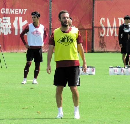 神戸新加入マタ、報道陣に「マタネ」と笑み、実戦形式で妙技スルーパス見せ観衆沸かす　１６日広島戦にもＪデビュー