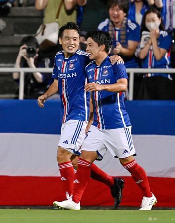 　前半、先制ゴールを決め喜ぶ横浜Ｍ・水沼（左）