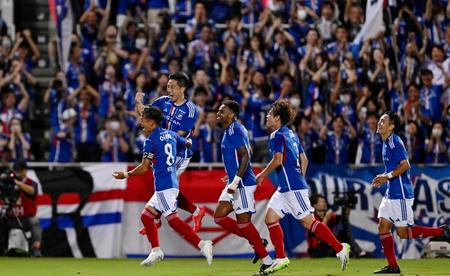 　後半、チーム３点目のゴールを決め喜ぶ横浜Ｍ・南泰熙（左から２人目）