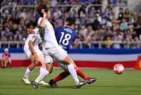 　前半、先制ゴールを決める横浜Ｍ・水沼（１８）