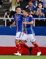 　前半、先制ゴールを決め喜ぶ横浜Ｍ・水沼（左）