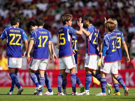 　前半、先制ゴールを決め、タッチを交わす伊藤敦（15）