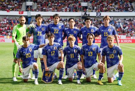 　トルコ戦に臨む日本イレブン。（前列左から）久保、田中、古橋、中村敬、堂安（後列左から）ＧＫ中村航、伊藤洋、町田、毎熊、谷口、伊藤敦