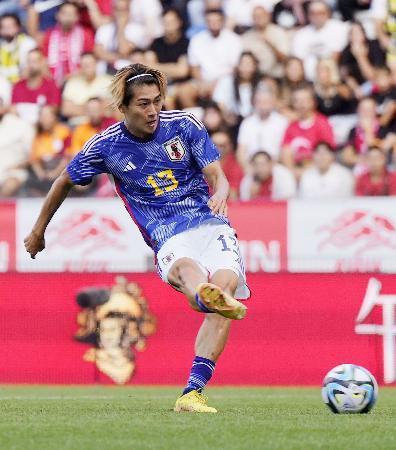 　日本-トルコ　前半、自身２点目となるチーム３点目のゴールを決める中村敬＝ゲンク（共同）