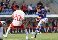 　前半、先制ゴールを決める伊藤敦（右）