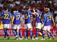 　前半、先制ゴールを決め、タッチを交わす伊藤敦（15）