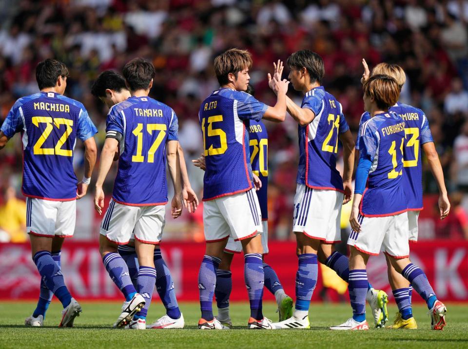 　前半、先制ゴールを決め、タッチを交わす伊藤敦（15）