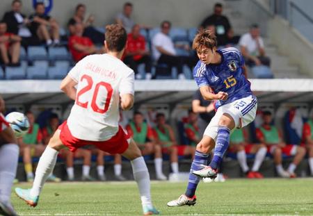 　前半、先制ゴールを決める伊藤敦