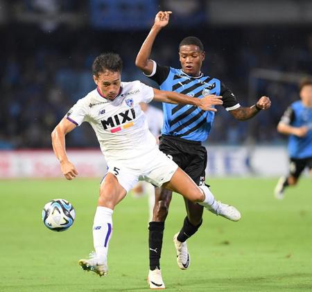 　前半、川崎・マルシーニョ（右）からボールを奪うＦＣ東京・長友佑都（撮影・棚橋慶太）