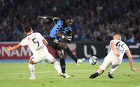 　前半、シュートを放つ川崎のバフェティンビ・ゴミス（撮影・棚橋慶太）