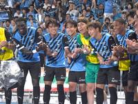 　後半、先制ゴールを決めたマルシーニョ（右端）とゆりかごダンスを披露するゴミス（左端）ら川崎イレブン（撮影・棚橋慶太）