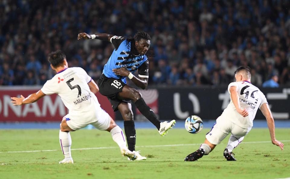 　前半、シュートを放つ川崎のバフェティンビ・ゴミス（撮影・棚橋慶太）