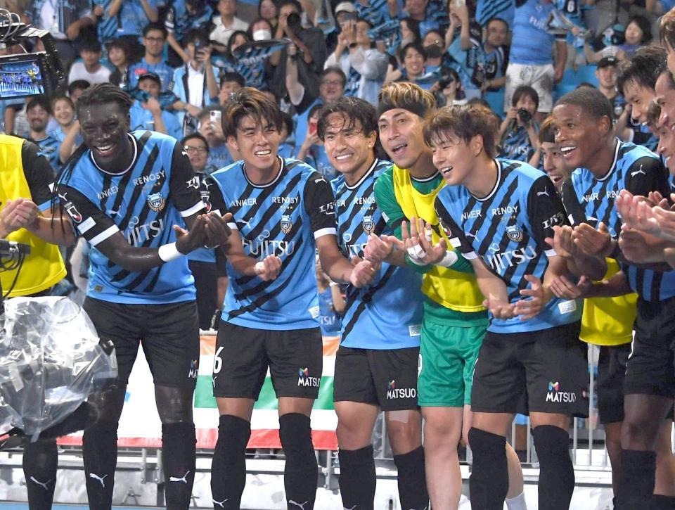 　後半、先制ゴールを決めたマルシーニョ（右端）とゆりかごダンスを披露するゴミス（左端）ら川崎イレブン（撮影・棚橋慶太）