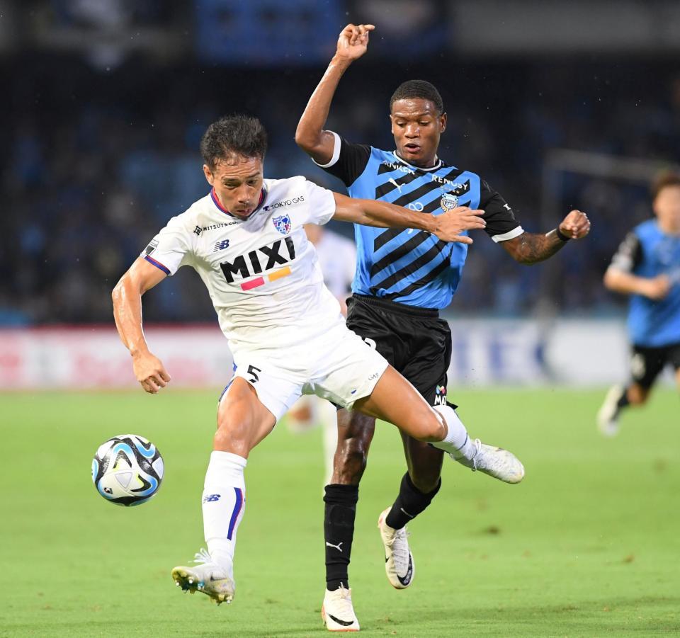 　前半、川崎・マルシーニョ（右）からボールを奪うＦＣ東京・長友佑都（撮影・棚橋慶太）