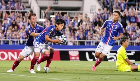 　後半、同点ゴールを決めた横浜Ｍ・吉尾（左から２人目）