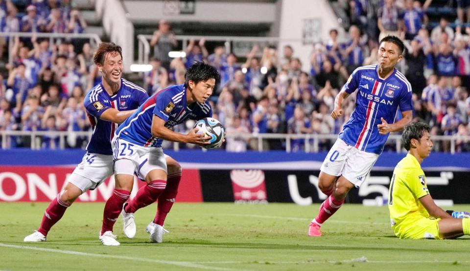 　後半、同点ゴールを決めた横浜Ｍ・吉尾（左から２人目）