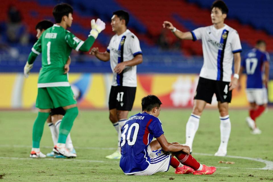 　仁川に敗れ、ピッチに座り込む横浜Ｍ・西村