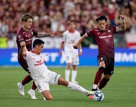 　前半、競り合う（右から）神戸・山口とＣ大阪・香川