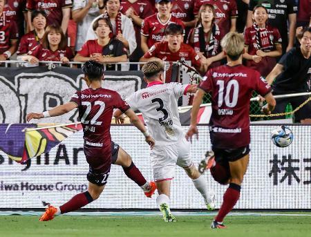 　神戸-Ｃ大阪　後半、先制ゴールを決める神戸・佐々木（２２）＝ノエスタ