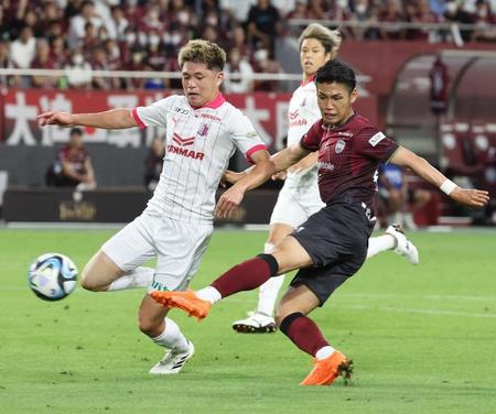 　後半、先制ゴールを決める神戸・佐々木