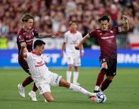 　前半、競り合う（右から）神戸・山口とＣ大阪・香川