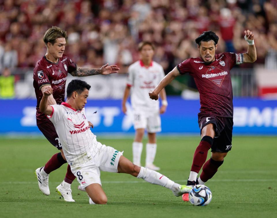 　前半、競り合う（右から）神戸・山口とＣ大阪・香川