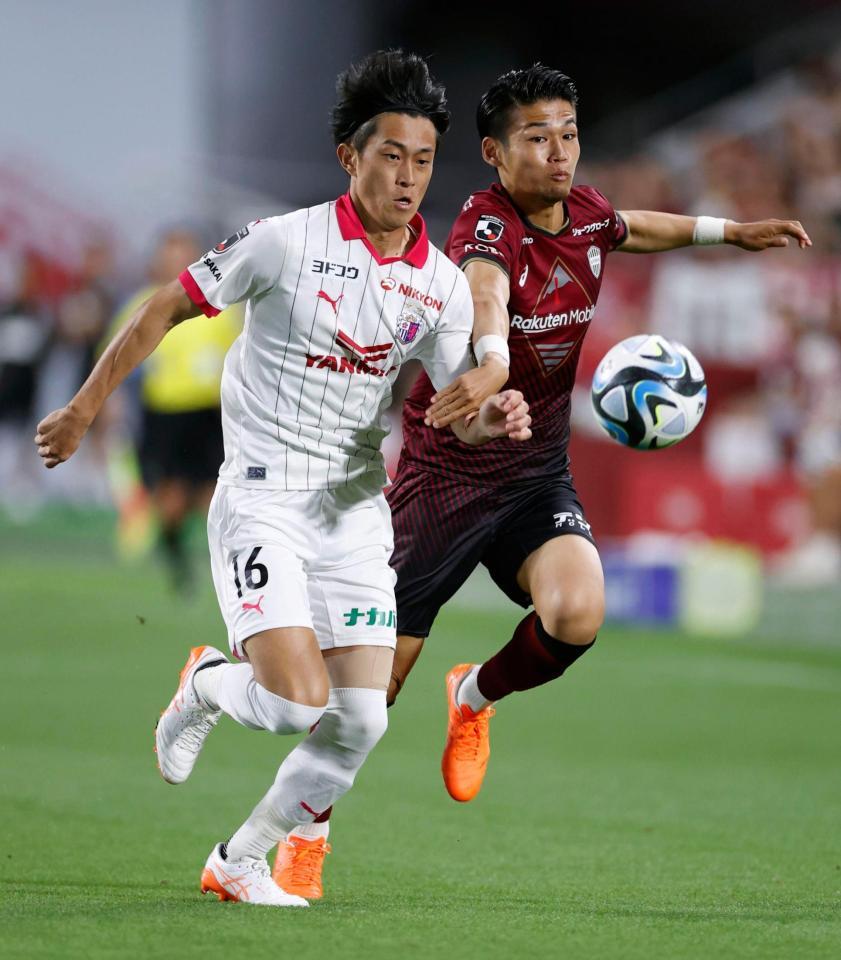 　前半、競り合うＣ大阪・毎熊（左）と神戸・佐々木