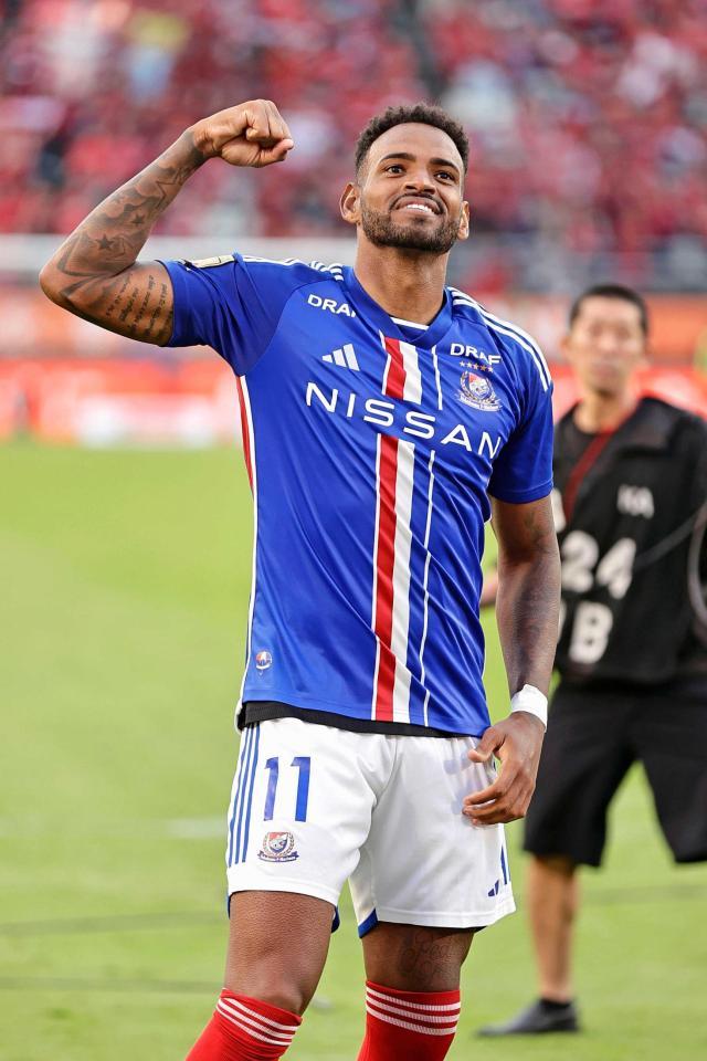 　鹿島に勝利し、ポーズをとる横浜Ｍのアンデルソンロペス＝カシマ