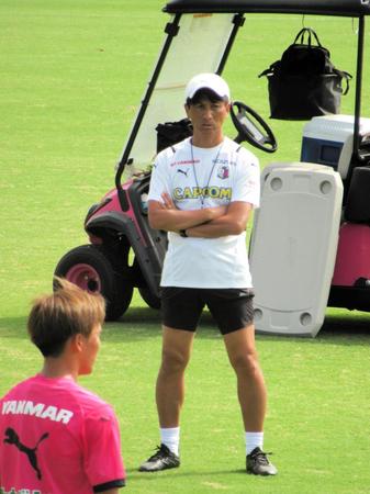 　選手の動きをチェックする小菊監督