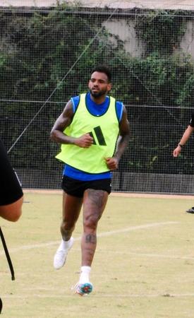 　首位・神戸との直接対決に向けて練習を行横浜ＭのＦＷアンデルソンロペス＝横須賀市