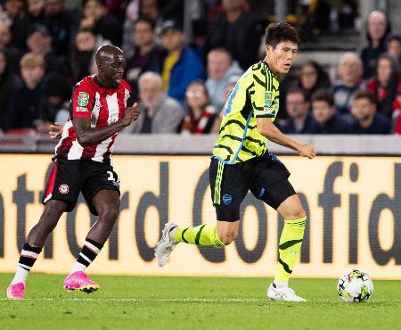 　ブレントフォード戦で攻め込むアーセナルの冨安（右）＝ブレントフォード（共同）