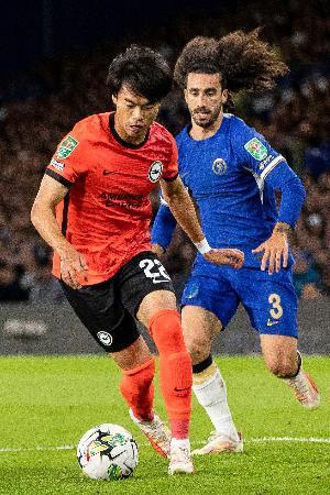 　チェルシー戦で攻め込むブライトンの三笘（左）＝ロンドン（共同）