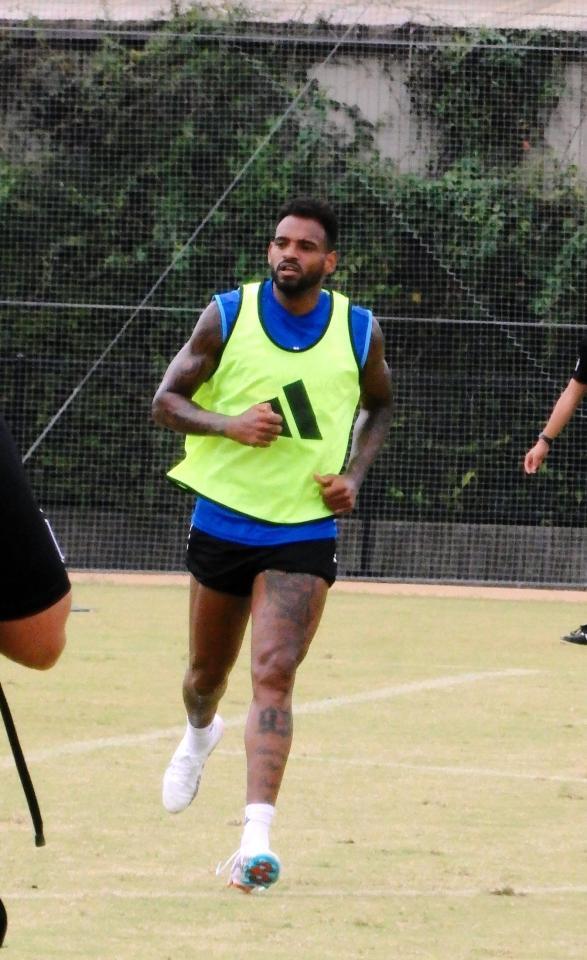 　首位・神戸との直接対決に向けて練習を行横浜ＭのＦＷアンデルソンロペス＝横須賀市