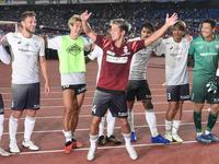 　試合後、日高（中央）がサポーターの前で盛り上げる。爆笑する大迫（左から２人目）ら神戸イレブン（撮影・堀内翔）