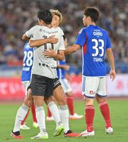 　前半、先制ゴールを決め、武藤嘉紀（手前）と抱き合う神戸・大迫勇也（撮影・西岡正）
