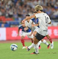 　前半、先制ゴールとなるＰＫを決める神戸・大迫勇也（撮影・西岡正）