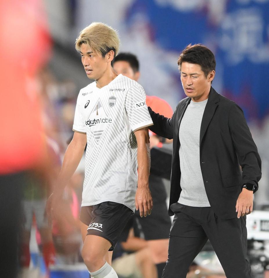 　後半途中、交代して吉田監督（右）から声をかけられる神戸・大迫勇也（撮影・堀内翔）