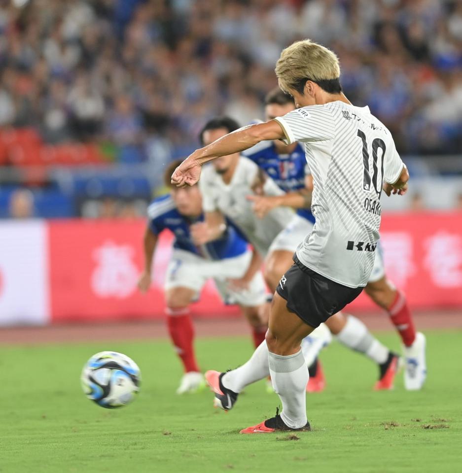 　前半、先制ゴールとなるＰＫを決める神戸・大迫勇也（撮影・西岡正）