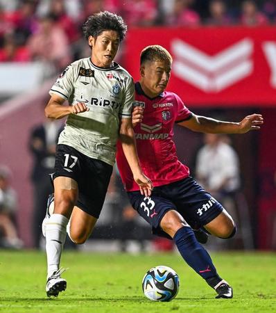 　前半、競り合う湘南・大橋（左）とＣ大阪・西尾