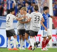 　前半、ＰＫで先制のゴールを決めて祝福される神戸・大迫（中央）＝撮影・堀内翔