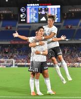 　前半、２点目を決め、イレブンと喜ぶ神戸・武藤＝撮影・西岡正