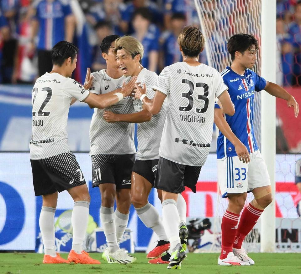 　前半、ＰＫで先制のゴールを決めて祝福される神戸・大迫（中央）＝撮影・堀内翔