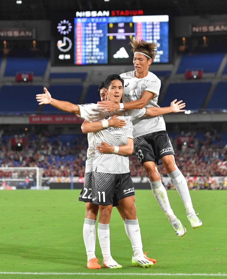 　前半、２点目を決め、イレブンと喜ぶ神戸・武藤＝撮影・西岡正