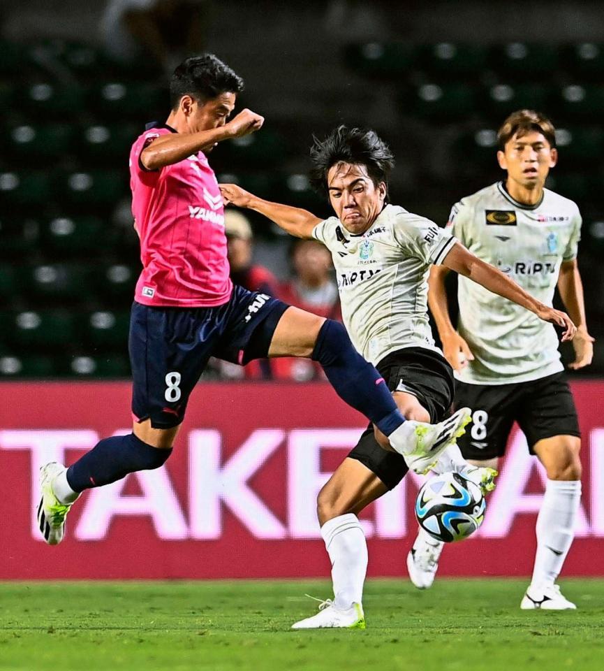 　前半、競り合う（左から）Ｃ大阪・香川と湘南・田中