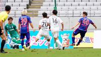 　前半、先制ゴールを決めるＦＣ東京・原川（右端）。ＧＫ東口