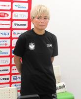 　試合後、取材に応じる川澄