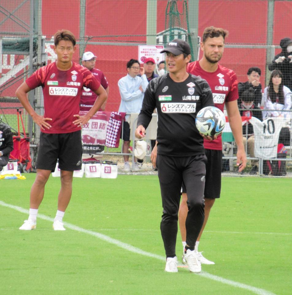 　公開練習で選手に指示を出す吉田監督（手前）