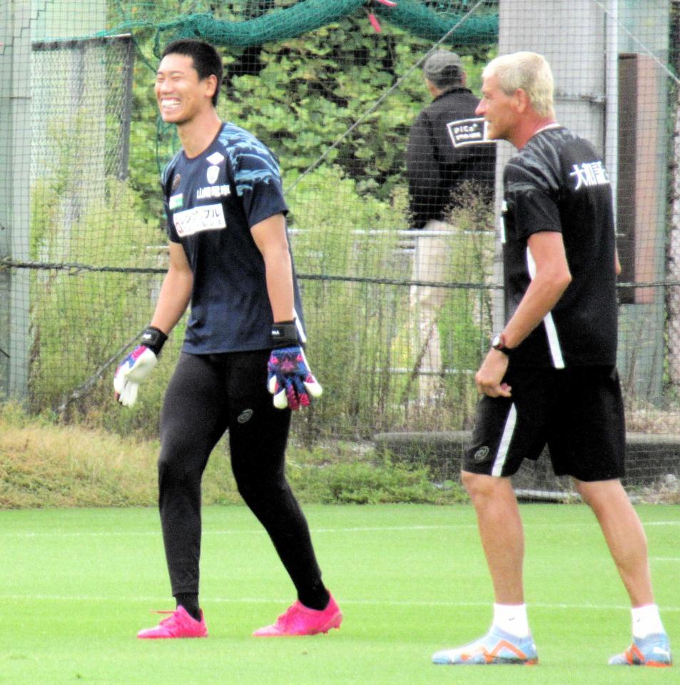 　シジマールコーチ（右）と笑顔で話す前川